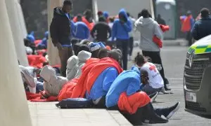 Varios migrantes son atendidos en el Puerto de la Restinga, a 11 de agosto de 2023, en El Pinar de El Hierro, El Hierro, Islas Canarias.