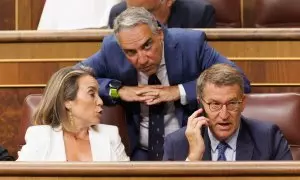 La secretaria general del PP, Cuca Gamarra, conversa con el coordinador general del partido, Elías Bendodo, en presencia del presidente del PP, Alberto Núñez Feijóo, durante la Sesión Constitutiva de la XV Legislatura en el Congreso de los Diputados. E.P.