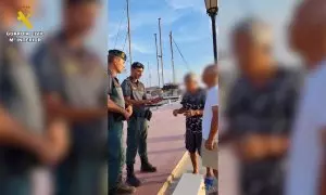 Agentes de la Guardia Civil identifican a a los tripulantes de la embarcación que dispararon a una orca cerca del Estrecho.