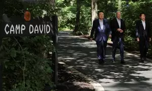 Los presidentes de Estados Unidos, Joe Biden, y Corea del Sur, Yoon Suk-yeol, junto al primer ministro de Japón, Fumio Kishida, durante la cumbre celebrada en Camp David, a 19 de agosto de 2023.