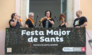 La Companyia Elèctrica Dharma fa el pregó i dona el tret de sortida de la Festa Major de Sants.