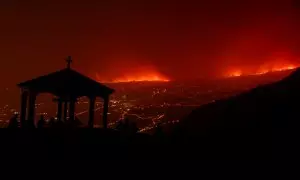 Vista del incendio forestal en Tenerife sobre las montañas cerca de casas vacías después de la evacuación en diferentes pueblos del norte de la isla. REUTERS/Nacho Doce