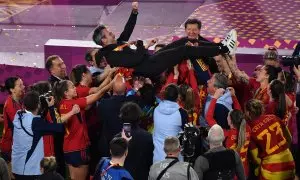 Las futbolistas españolas celebrando con el seleccionador, Jorge Vilda, su victoria del Mundial femenino en Australia, el 20 de agosto de 2023.