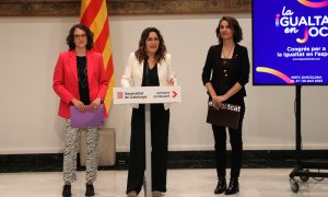 La consellera de la Presidència, Laura Vilagrà, la consellera d’Igualtat i Feminismes, Tània Verge, i la secretària general de l’Esport i de l’Activitat Física, Anna Caula, en una imatge d'arxiu