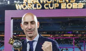 El presidente de la Federación Española de Fútbol, Luis Rubiales, con el trofeo tras la victoria de la selección española en la Final del Mundial femenino  en Sídney. EFE/RFEF/Pablo García