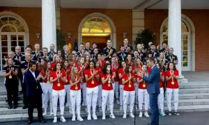 El presidente del Gobierno en funciones, Pedro Sánchez, recibe a la selección femenina de fútbol, campeona del mundial, este martes en Moncloa. EFE/Juan Carlos Hidalgo