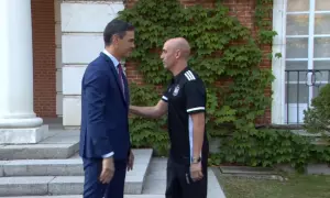 Pedro Sánchez saluda a Luis Rubiales durante la recepción a la selección femenina de fútbol, a 22 de agosto de 2023, en La Moncloa (Madrid).