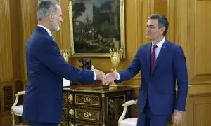 El rey Felipe VI (i) recibe al presidente del Gobierno en funciones y líder del PSOE, Pedro Sánchez (d),