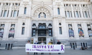 Los grupos municipales, salvo Vox, participan en el minuto de silencio por el asesinato de una vecina de Moratalaz, a 22 de agosto de 2023