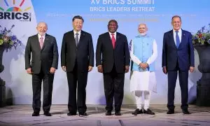 Los presidentes de Brasil, Luiz Inacio Lula da Silva, China, Xi Jinping, Sudáfrica, Cyril Ramaphosa, con el primer ministro de la India, Narendra Modi, y el ministro de Exteriores de Rusia, Sergei Lavrov, posan para la foto de familia de la cumbre de los