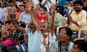 Un grupo de personas celebra el alunizaje en el polo sur de la Luna de la misión espacial de la India Chandrayaan-3, a 23 de agosto de 2023 en Ahmedabad