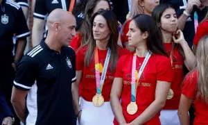 El presidente de Real Federación Española de Fútbol (RFEF), Luis Rubiales, conversa con las jugadoras Esther González (c) y Rocío Gálvez (d) durante la recepción del presidente del Gobierno en funciones, Pedro Sánchez, al equipo en el Palacio de la Monclo