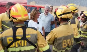 La vicepresidenta del Gobierno y ministra para la Transición Ecológica y el Reto Demográfico en funciones, Teresa Ribera (3i), y el presidente de Canarias, Fernando Clavijo (c-d), visitaron este miércoles en Arafo el Puesto de Mando Avanzado del incendio