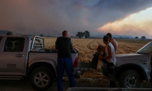 Varios habitantes de la región griega de Evros observan el avance de los incendios que asolan la zona, el 21 de agosto de 2023.