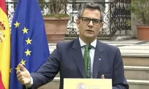 El ministro de la Presidencia en funciones, Félix Bolaños, responde a la prensa en la embajada de España en Paris, en el marco de su visita oficial a la capital francesa