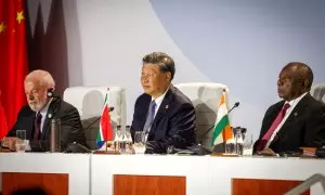 El presidente brasileño Luiz Inacio Lula da Silva, el presidente chino Xi Jinping y el presidente sudafricano Cyril Ramaphosa asisten al diálogo de los Amigos de los líderes BRICS durante la 15ª Cumbre de BRICS, en Johannesburgo, Sudáfrica, el 24 de agost