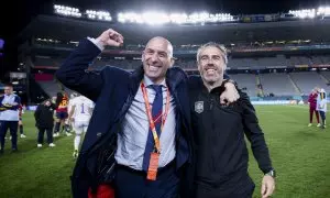 AUCKLAND (NUEVA ZELANDA), 15/08/2023.- El presidente de la Real Federación Española de Fútbol, Luis Rubiales (i), celebra con el seleccionador Jorge Vilda (d) después de que la selección española de fútbol femenino se impusiera a Suecia en la semifinal de