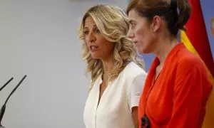 La líder de Sumar, Yolanda Díaz (i), y la portavoz del partido en el Congreso, Marta Lois, ofrecen una rueda de prensa