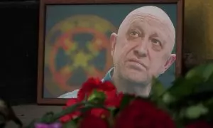 Una imagen del líder de PMC Wagner, Yevgeny Prigozhin, se encuentra en un memorial informal en el centro de Rostov-on-Don, Rusia, el 24 de agosto de 2023.