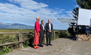 El presidente de la Reserva Federal, Jeremo Powell (i), posa con la presidenta del BCE, Christine Lagarde (d), y el gobernador del Banco de Japón, Kazuo Ueda (c), en la tradicional reunión de dirigentes de bancos centrales del mundo en la localidad de Jac