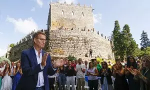 El presidente del Partido Popular, Alberto Núñez Feijóo, saluda en la inauguración del curso político ante el Castillo de Soutomaior, a 27 de agosto de 2023