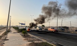 Un bloqueo en una carretera a las afueras de Trípoli, la capital libia, por protestas tras el encuentro de su ministra de exteriores con su homólogo israelí.