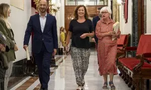 La presidenta del Congreso, Francina Armengol (c), junto al vicepresidente primero, Alfonso Rodríguez Gómez y la secretaria segunda, Isaura Leal, a su llegada a la reunión de la Mesa del Congreso, este lunes.