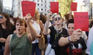 Más de un centenar de personas participan en una manifestación en apoyo a las jugadoras de la selección española de fútbol, y en concreto de Jenni Hermoso, en Madrid. EFE/ Mariscal