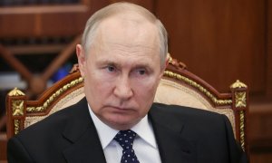 El presidente ruso Vladimir Putin asiste a una reunión con el gobernador de la región de Tver, Igor Rudenya, en Moscú, Rusia.