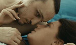 Franz Rogowski como Tomas yAdèle Exarchopoulos como Agathe en 'Passages'.