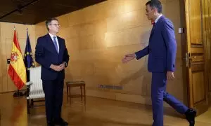 El líder del PP, Alberto Núñez Feijóo (i), y el presidente del Gobierno en funciones y secretario general del PSOE, Pedro Sánchez, al inicio de la reunión mantenida este miércoles en el Congreso.