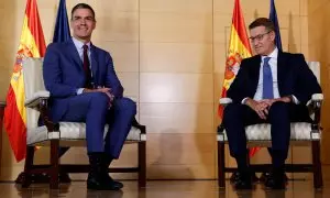 El líder del PP, Alberto Núñez Feijóo (d), y el presidente del Gobierno en funciones y secretario general del PSOE, Pedro Sánchez, al inicio de la reunión mantenida este miércoles 30 de agosto de 2023 en el Congreso.