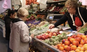 Clients comprant fruita en una parada del Mercat del Lleó de Girona