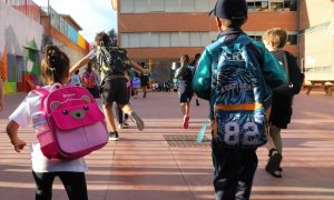 Varios niños a su llegada al colegio CEIP Hernán Cortés durante el primer día de comienzo del curso escolar, a 7 de septiembre de 2022, en Madrid