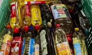 Botellas de aceite de oliva donados durante la 'Operación Kilo Primavera' organizada por la Federación Española de Banco de Alimentos