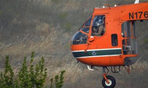 Un helicóptero de extinción de incendios recoge agua cerca del incendio forestal en Evros, Grecia, a 1 de septiembre de 2023.