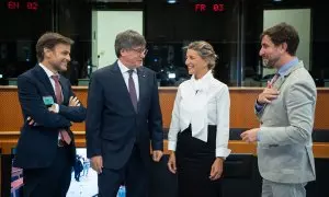 La vicepresidenta segunda del Gobierno y ministra de Trabajo en funciones, Yolanda Díaz (2d), el líder de Junts y eurodiputado, Carles Puigdemont (2i), el dirigente de En Comú Podem, Jaume Asens (1i) y el eurodiputado Antoni Comín (1d) durante un encuentr