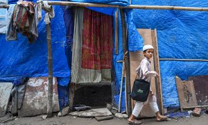 Un niño refugiado rohingya camina por una calle en un campo de refugiados en el Día Mundial de los Refugiados, en Nueva Delhi el 20 de junio de 2023.