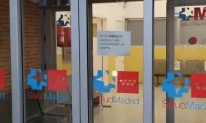 Cartel que reza "No hay médico" en un centro de salud (Archivo).