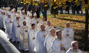 Curas llegan a la ordenación del nuevo Obispo de San Sebastián, Fernando Prado Ayuso, en la catedral del Buen Pastor, a 17 de diciembre de 2022, en San Sebastián, Guipúzcoa?, País Vasco (España)