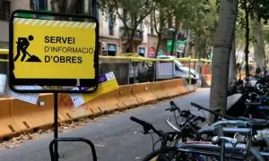 18/11/2022 - Panell informatiu d'obres al carrer Consell de Cent de Barcelona, en una imatge d'arxiu.