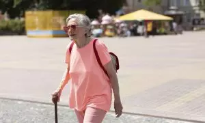 Mujer mayor andando por una calle (Archivo)