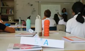 Una profesora da clase el día del inicio del curso en el colegio de la Alameda de Osuna, a 5 de septiembre de 2022, en Madrid (España).