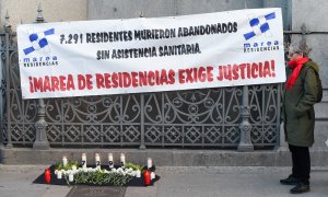 Varias personas se manifiestan junto a marea de Residencias y Verdad y Justicia durante un homenaje-vigilia por las víctimas de la covid-19, a 18 de marzo de 2023, en Madrid (España).