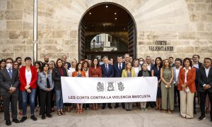 Minuto de silencio en la puerta de Les Corts Valencianes tras una asesinato machista en septiembre de 2022.