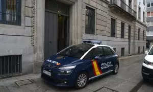 Un coche de policía a las puertas de la Audiencia Provincial de Pontevedra, a 13 de marzo de 2023, en Pontevedra, Galicia.