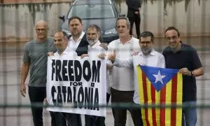 Raül Romeva, Jordi Turull, Oriol Junqueras, Jordi Cuixart, Joaquim Forn, Jordi Sànchez y Josep Rull tras salir de la prisión de Lledoners. Imagen de archivo.