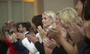 La capitana Alexia Putellas (c) durante el acto de entrega de la Medalla de Honor del Parlamento de Cataluña al equipo femenino de fútbol del Barcelona