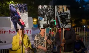 Varias personas con carteles de agentes de policia durante una movilización nocturna en el Institut Balmes, a 30 de septiembre de 2022, en Barcelona