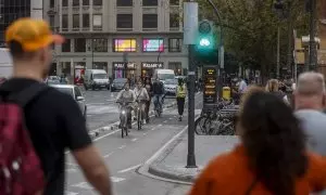 Varias personas en un carril bici del centro de Valencia, a 20 de octubre de 2022, en Valencia, Comunidad Valenciana (España).